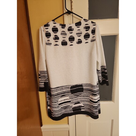 Chico's Travelers Collection Black & White Crinkle Top 1 Hook Size 1 US 8 - Picture 7 of 9